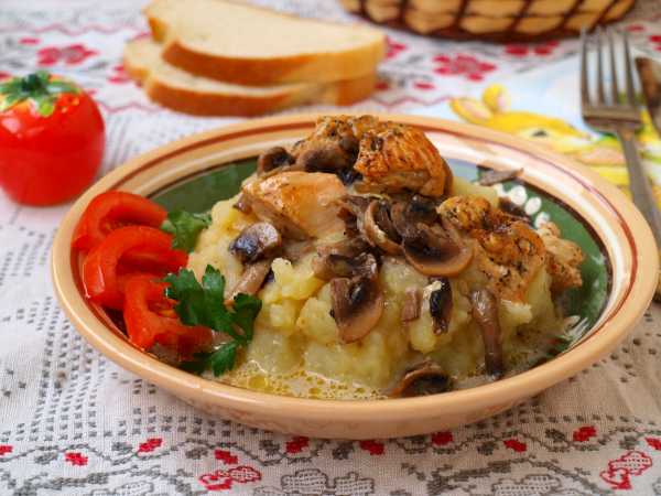 Индейка с грибами в сметане