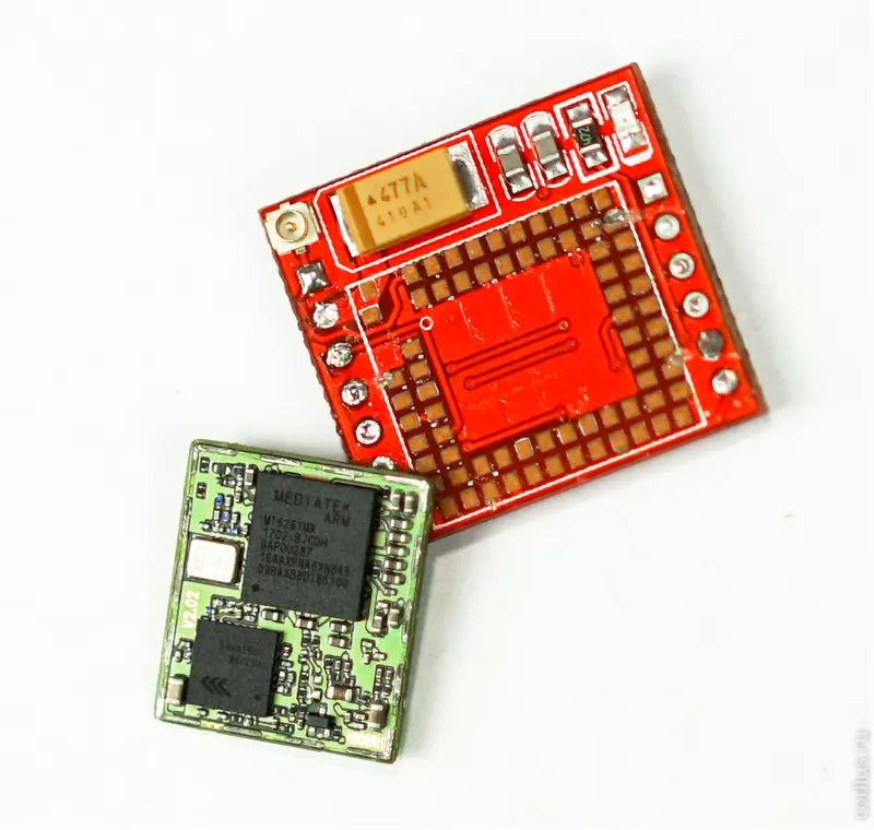 Модуль SIM800L слева, на зеленой печатной плате, отделен от красной платы общего модуля