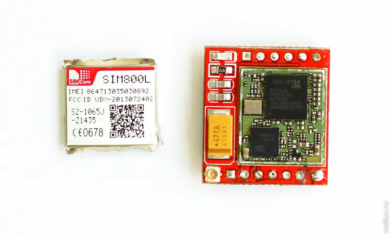 Модуль SIM800L справа на зеленой печатной плате